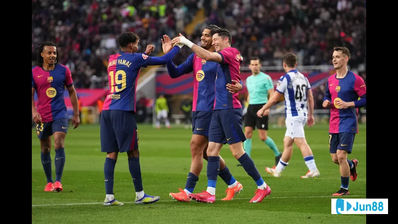 Cầu thủ Barca đi bóng qua cầu thủ của Real Sociedad trong trận đấu sôi động Cầu thủ Barca đi bóng qua cầu thủ của Real Sociedad trong trận đấu sôi động
