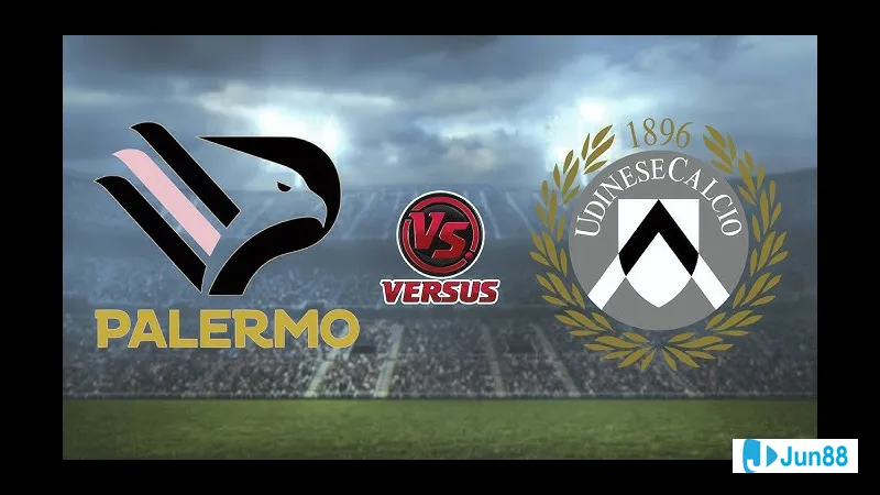 Cầu thủ Udinese và Palermo đua tranh quả bóng trên sân cỏ Cầu thủ Udinese và Palermo đua tranh quả bóng trên sân cỏ