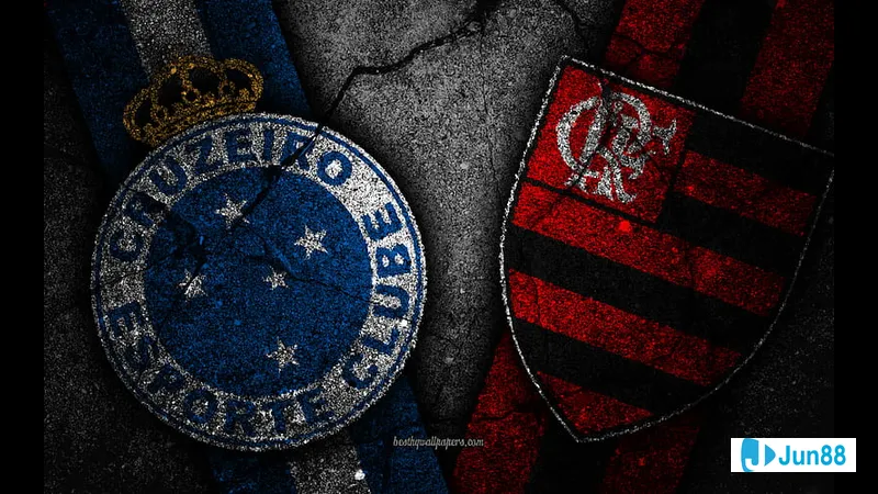 Cầu thủ Flamengo RJ vượt qua hậu vệ Cruzeiro trong trận đấu sôi động