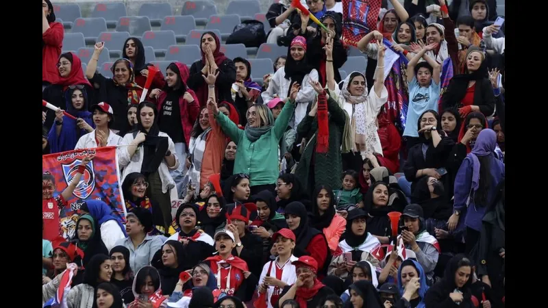 Cầu thủ Iran vượt qua cầu thủ Tanzania trong trận đấu. Cầu thủ Iran vượt qua cầu thủ Tanzania trong trận đấu.