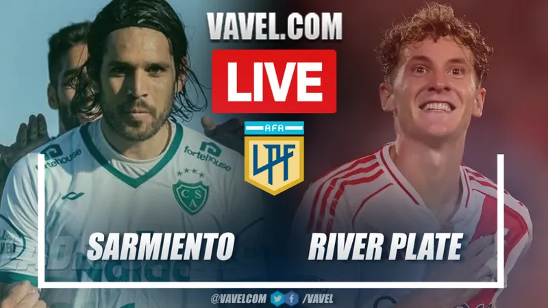 Cầu thủ River Plate vượt qua hậu vệ đối phương trong trận đấu với Sarmiento Junin. Cầu thủ River Plate vượt qua hậu vệ đối phương trong trận đấu với Sarmiento Junin.