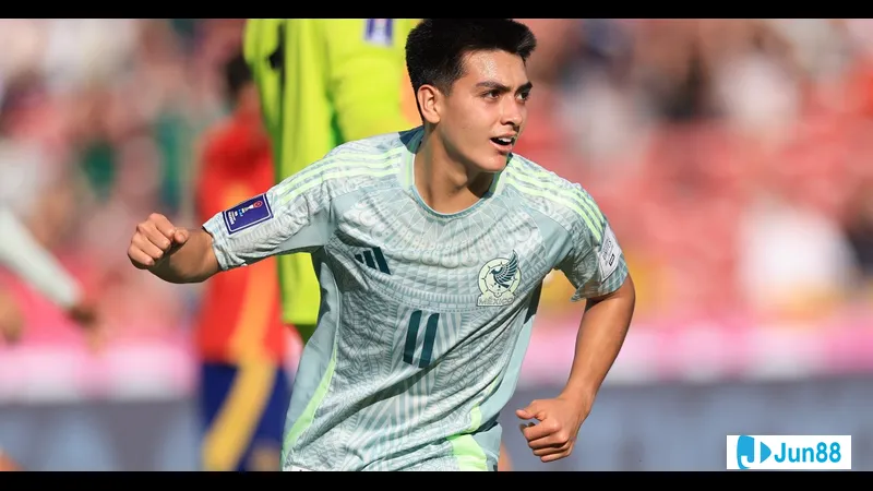 Cầu thủ U20 Mexico với sự quyết tâm vượt qua cầu thủ U20 Ma Rốc để tiến vào vòng cấm Cầu thủ U20 Mexico với sự quyết tâm vượt qua cầu thủ U20 Ma Rốc để tiến vào vòng cấm