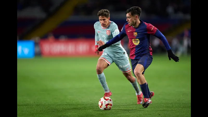 Cầu thủ Barca vượt qua cầu thủ của Atletico Madrid trong trận đấu quyết liệt Cầu thủ Barca vượt qua cầu thủ của Atletico Madrid trong trận đấu quyết liệt