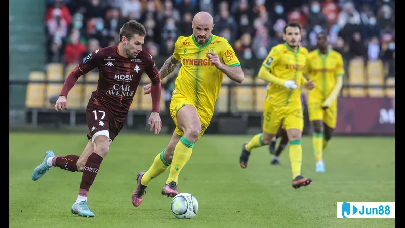 Cầu thủ của Nantes đang nỗ lực bám bóng với cầu thủ của Metz trong trận đấu Cầu thủ của Nantes đang nỗ lực bám bóng với cầu thủ của Metz trong trận đấu