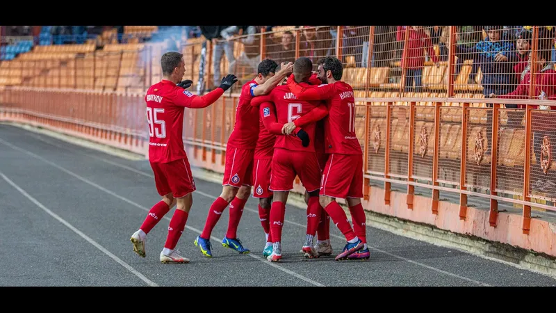 Cầu thủ của Pyunik Yerevan và Ararat Armenia đang tranh chấp quả bóng trên sân cỏ