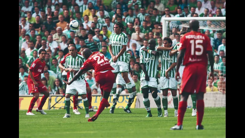 Cầu thủ Sevilla chạy với bóng trước sự áp đảo của hậu vệ Real Betis
