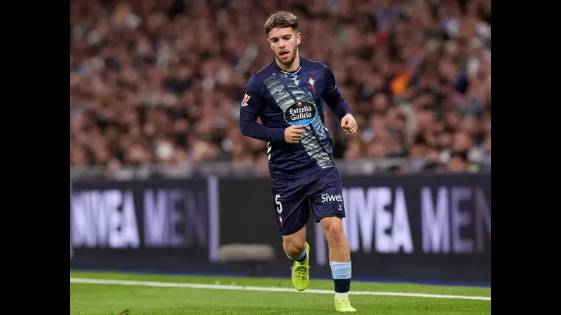 Cầu thủ của Albacete vượt qua hậu vệ đối phương trong trận đấu với Celta Vigo Cầu thủ của Albacete vượt qua hậu vệ đối phương trong trận đấu với Celta Vigo