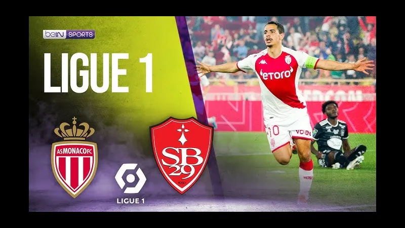 Cầu thủ của Brest chiến đấu quyết liệt với cầu thủ của Monaco trong trận đấu