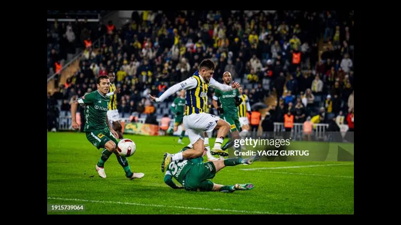 Fenerbahce và Konyaspor giao đấu trên sân cỏ