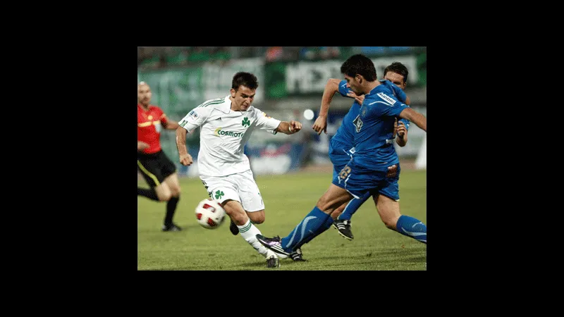Cầu thủ của Kavala vượt qua cầu thủ Panathinaikos để tiến đến khung thành