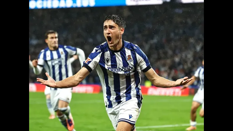 Cầu thủ Real Sociedad đang nỗ lực ngăn chặn cú sút mạnh của đối phương Levante.