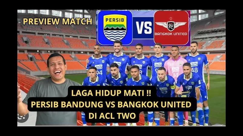 Cầu thủ Persib Bandung đi bóng qua hậu vệ của Bangkok Utd trong trận đấu quyết liệt