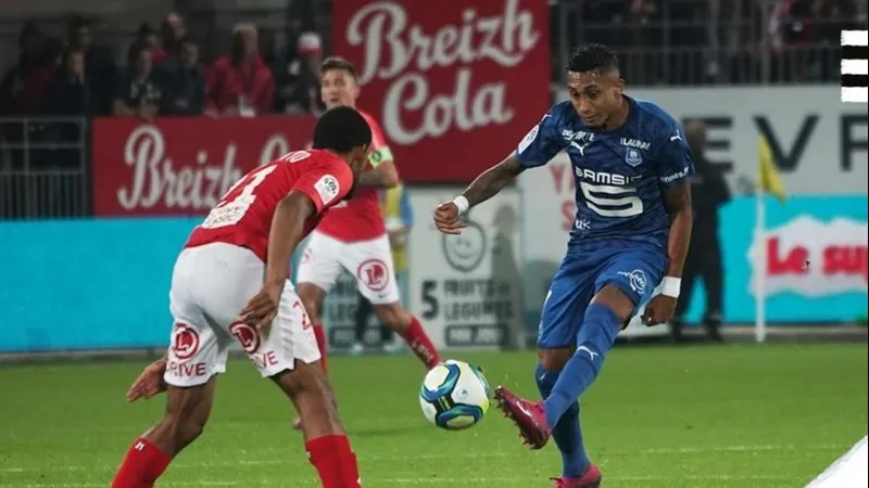 Cầu thủ của Rennes dứt điểm mạnh mẽ trong trận đấu với Brest