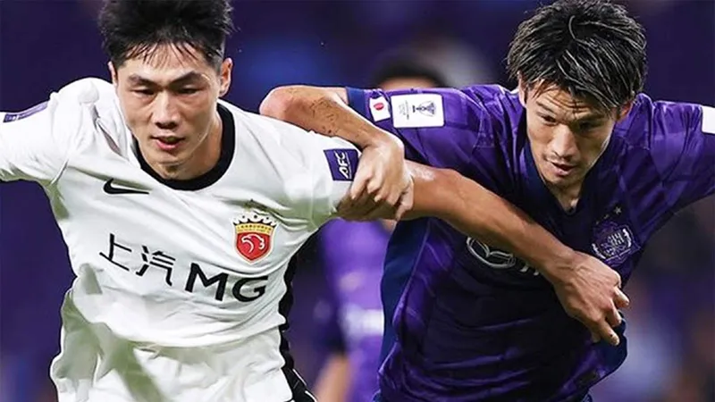 Cầu thủ Sanfrecce Hiroshima đang tạt bóng vào vị trí nguy hiểm trước khung thành của Shanghai Shenhua Cầu thủ Sanfrecce Hiroshima đang tạt bóng vào vị trí nguy hiểm trước khung thành của…