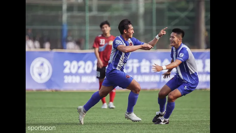 Cầu thủ của Taichung đang nỗ lực chuyền bóng qua hàng phòng ngự của Hang Yuen trong trận đấu. Cầu thủ của Taichung đang nỗ lực chuyền bóng qua hàng phòng ngự của Hang Yuen trong trận…