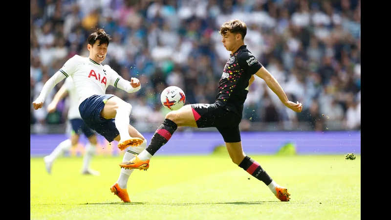 Cầu thủ Tottenham vượt qua hậu vệ Brentford trong trận đấu
