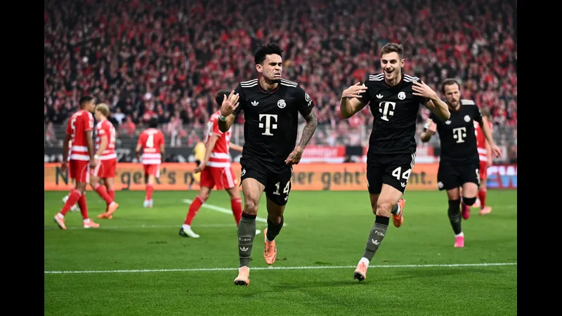 Cầu thủ của Union Berlin đang cố gắng ngăn chặn cầu thủ của Bayern Munich tiếp cận khung thành Cầu thủ của Union Berlin đang cố gắng ngăn chặn cầu thủ của Bayern Munich tiếp cận khung…