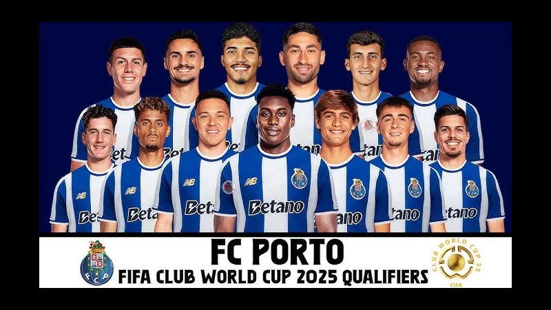 Cầu thủ Porto đang tung cú sút mạnh mẽ vào khung thành Plzen Cầu thủ Porto đang tung cú sút mạnh mẽ vào khung thành Plzen