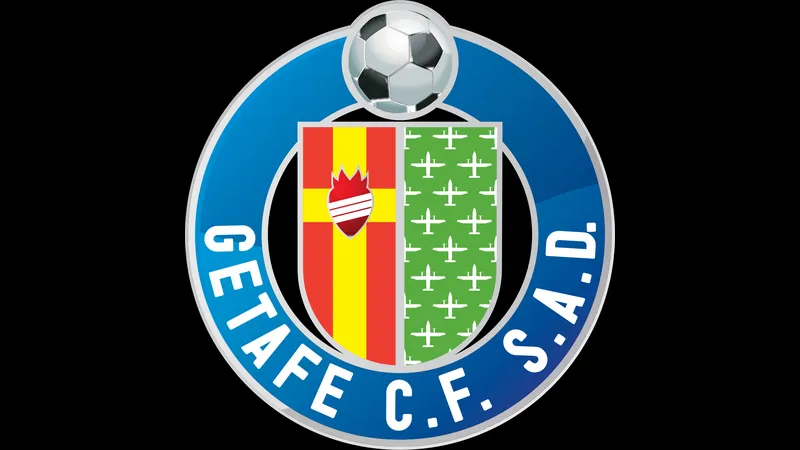 Cầu thủ Getafe với cú sút mạnh vào khung thành Alaves Cầu thủ Getafe với cú sút mạnh vào khung thành Alaves