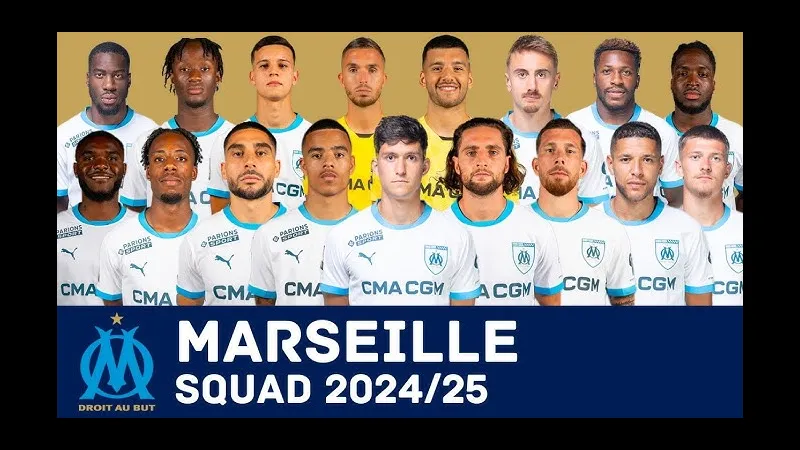 Cầu thủ PSG đang tạt bóng vào vòng cấm của Marseille