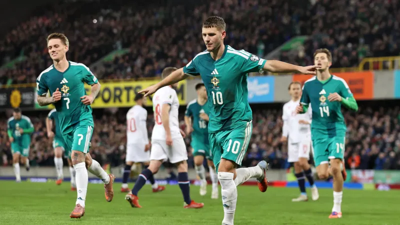 Cầu thủ Bắc Ireland vượt qua hậu vệ đối phương để tạo ra cơ hội ghi bàn