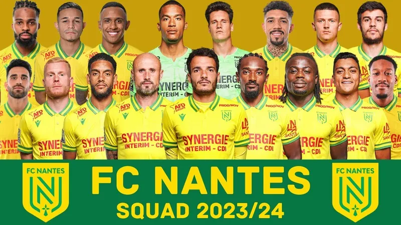 Cầu thủ Nantes đang nỗ lực chặn đường bóng của đối thủ Strasbourg. Cầu thủ Nantes đang nỗ lực chặn đường bóng của đối thủ Strasbourg.