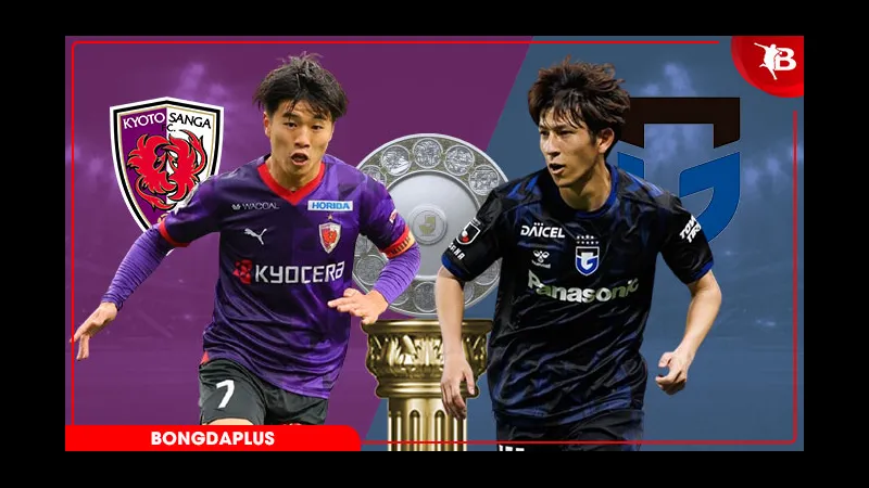 Cầu thủ Kyoto Sanga và Gamba Osaka đang cạnh tranh quả bóng